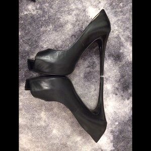 Guess Pumps • Heel Open Toe